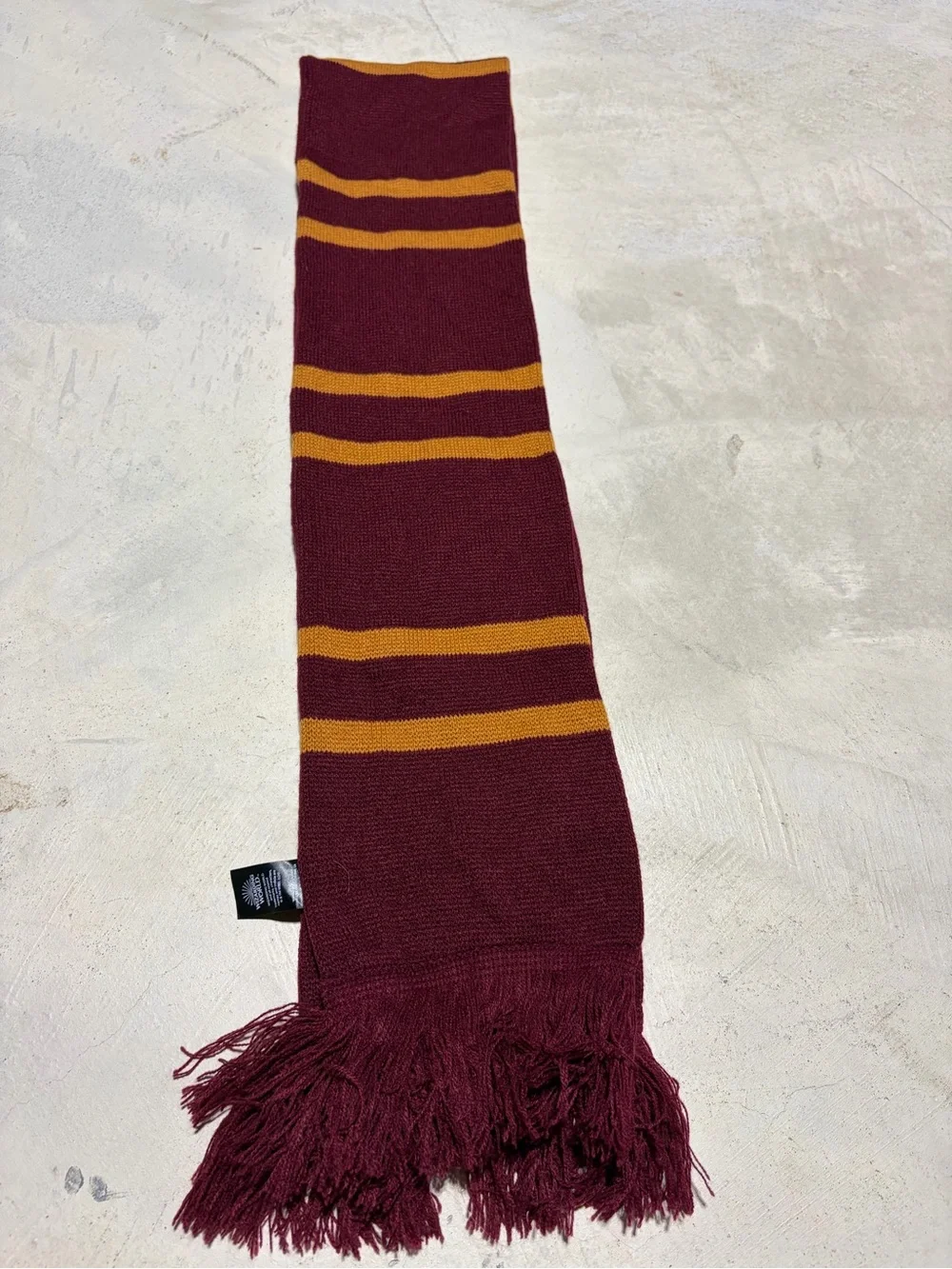 Wizarding world of Harry Potter NWT Gryffindor Knit Scarf in Maroon & Gold